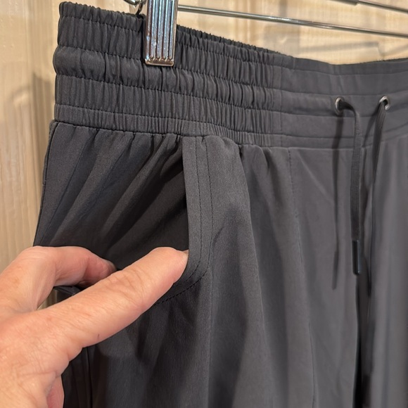 Athleta lightweight activewear capri / crop pants. Sz 6 - Picture 3 of 10